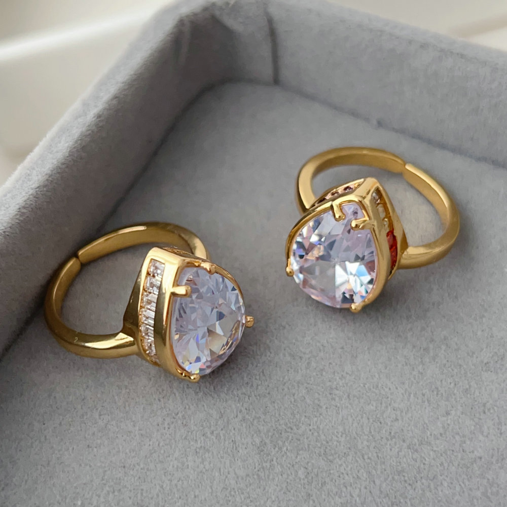 Water drop zircon ring