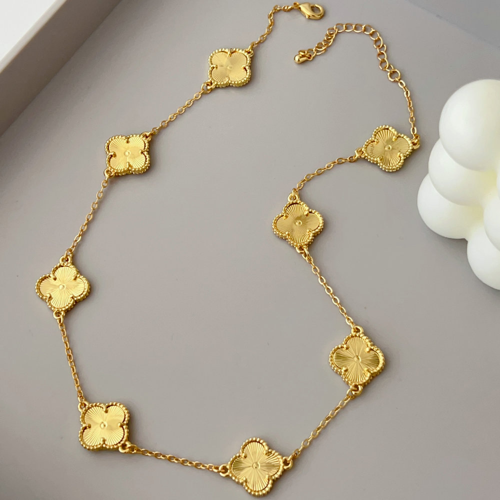 Metal clover necklace