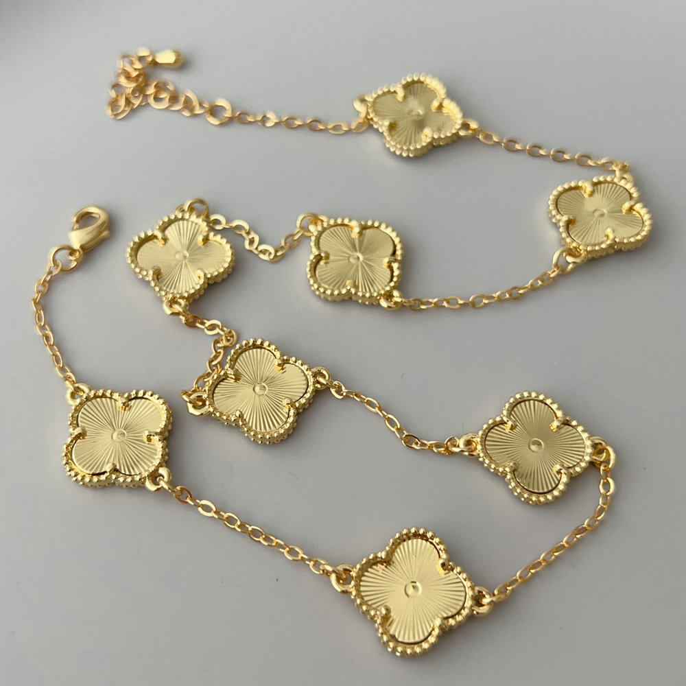 Metal clover necklace