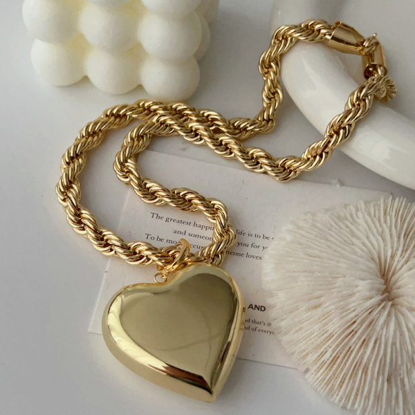 Twist necklace with chunky heart pendant