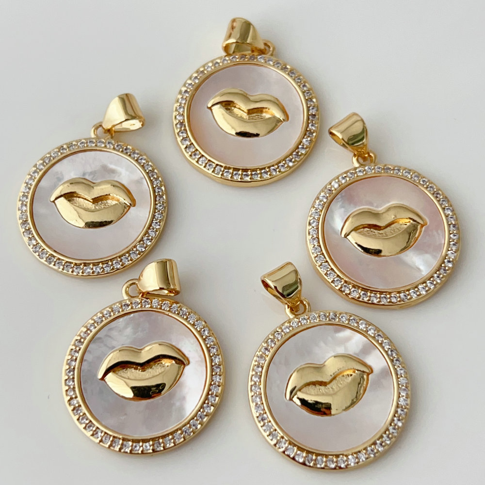Lip shell round charm