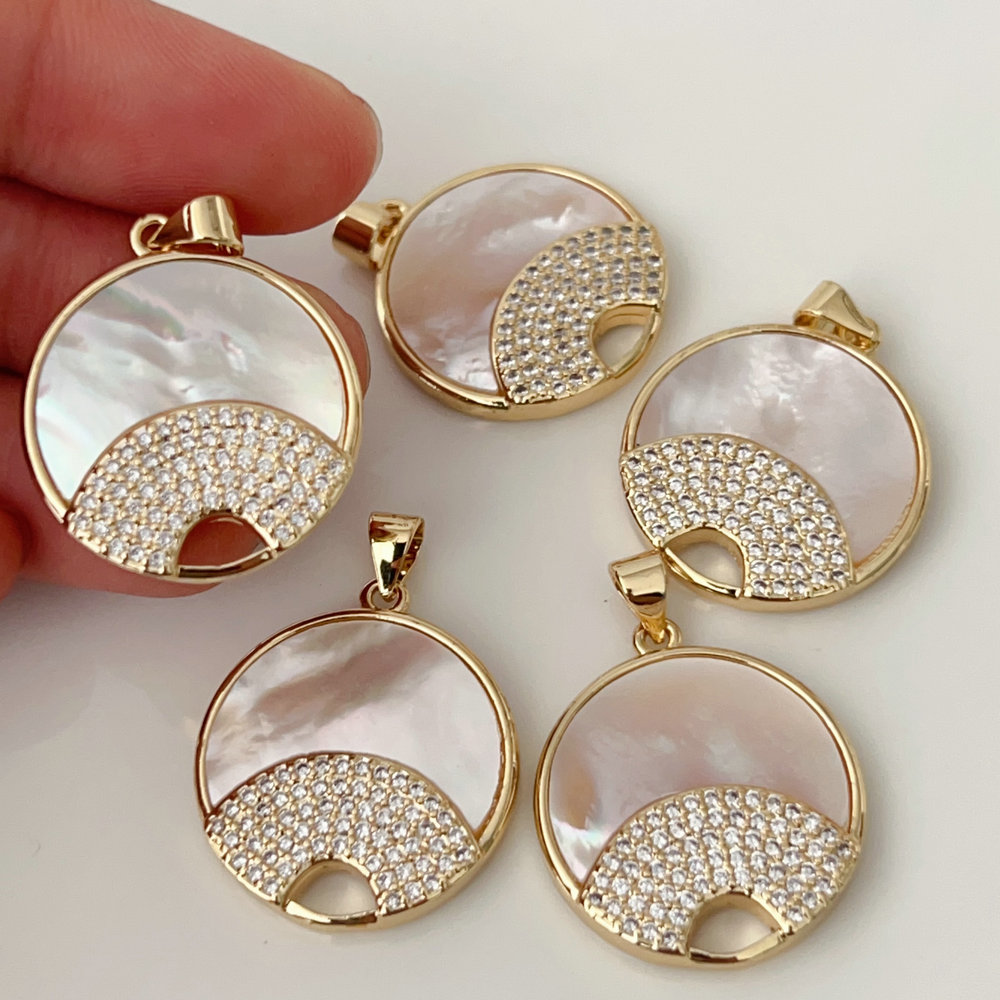 Shell rainbow round charm