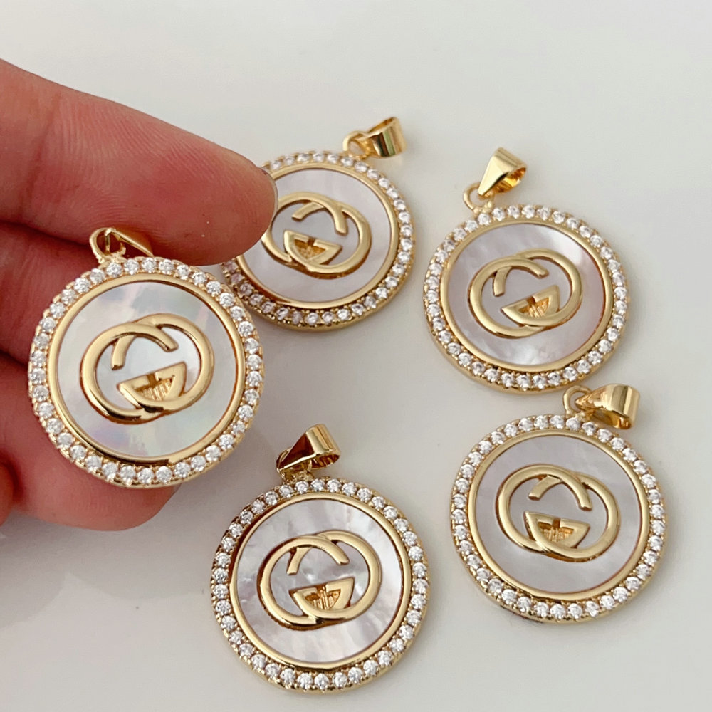 Shell round charm
