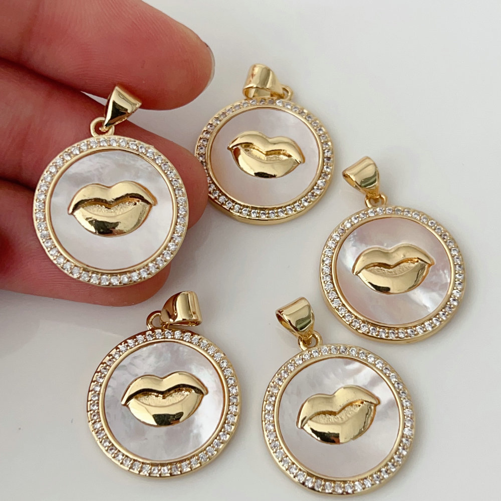 Lip shell round charm