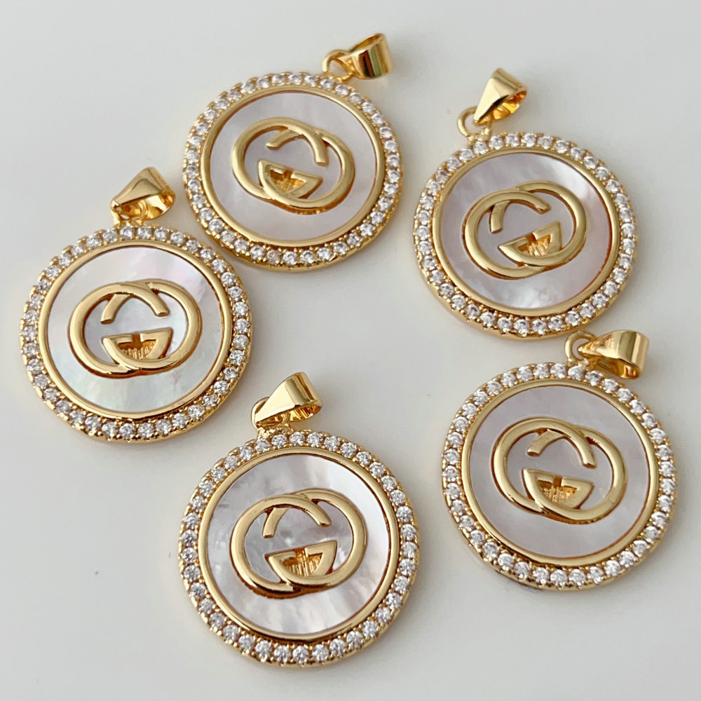 Shell round charm