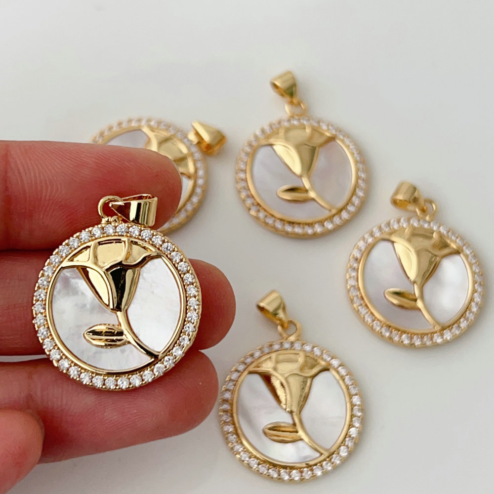 Shell flower round charm
