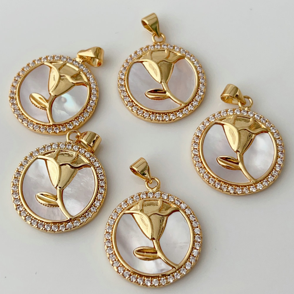 Shell flower round charm