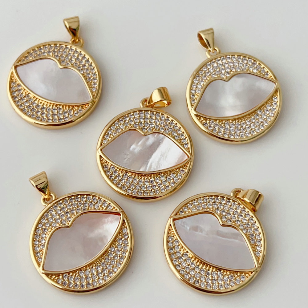 Liip shell charm