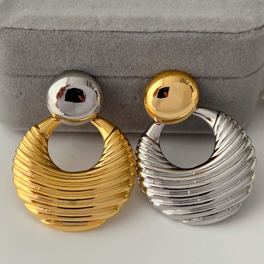 Round shape metal earringsRound shape metal earrings