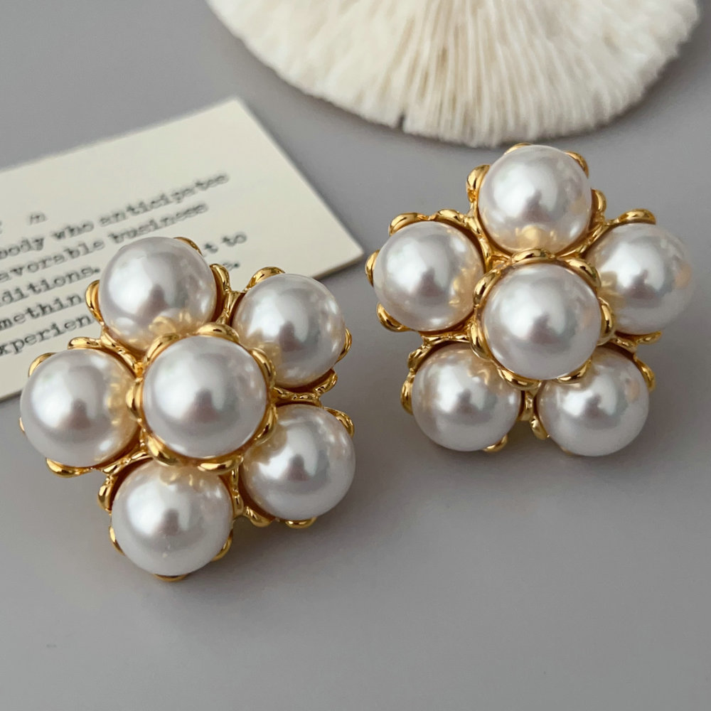 Chunky pearl flower earrings