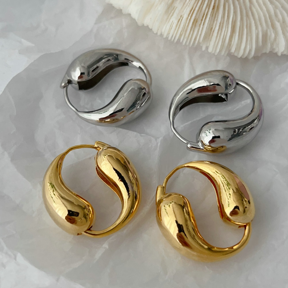 Metal twist hoop