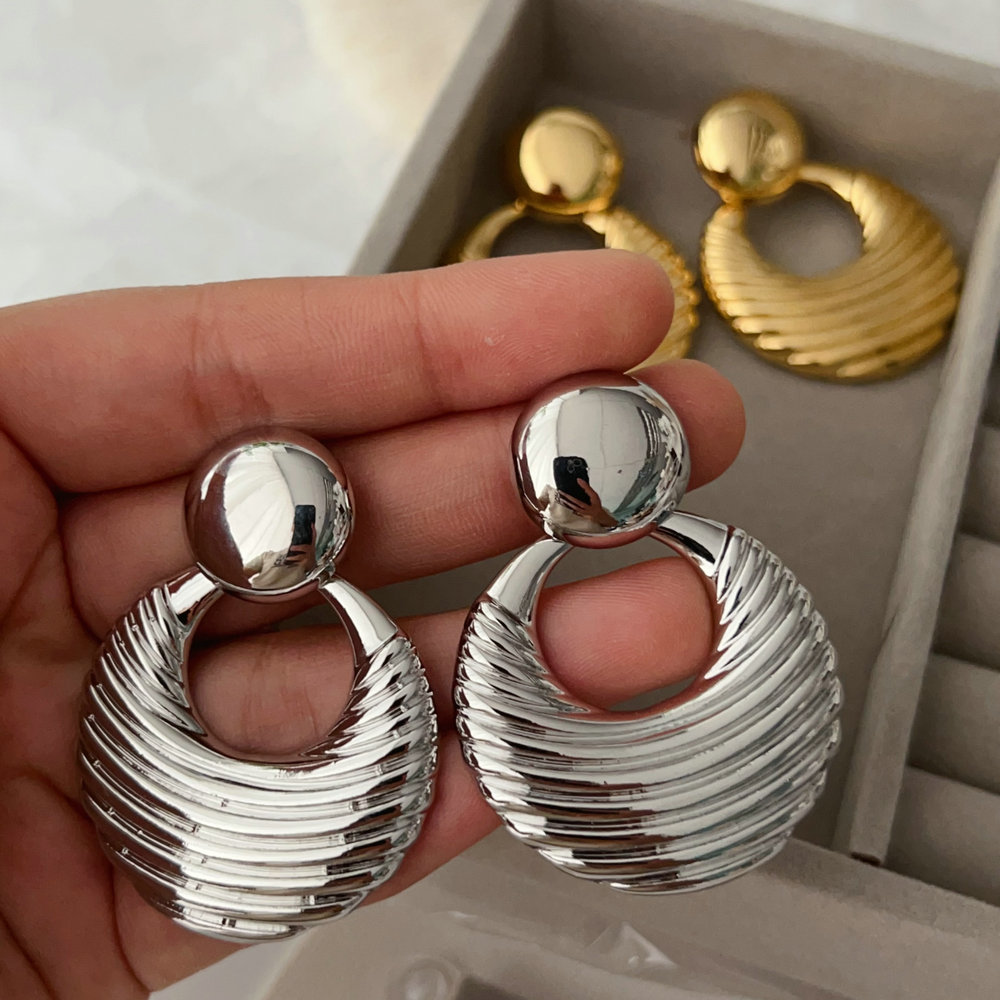 Round shape metal earrings