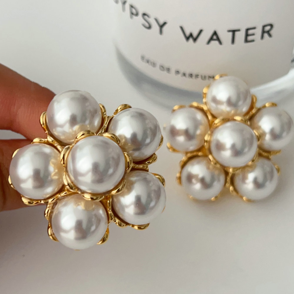 Chunky pearl flower earrings
