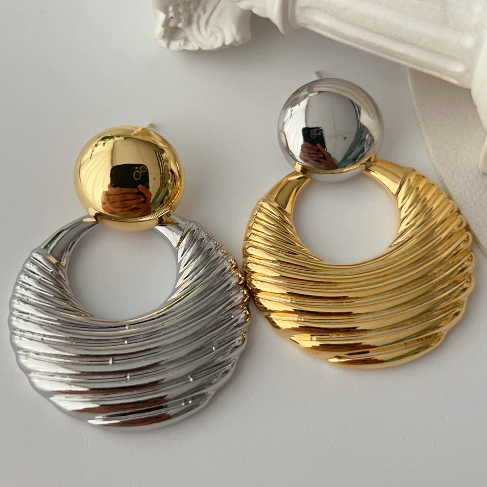 Round shape metal earringsRound shape metal earrings