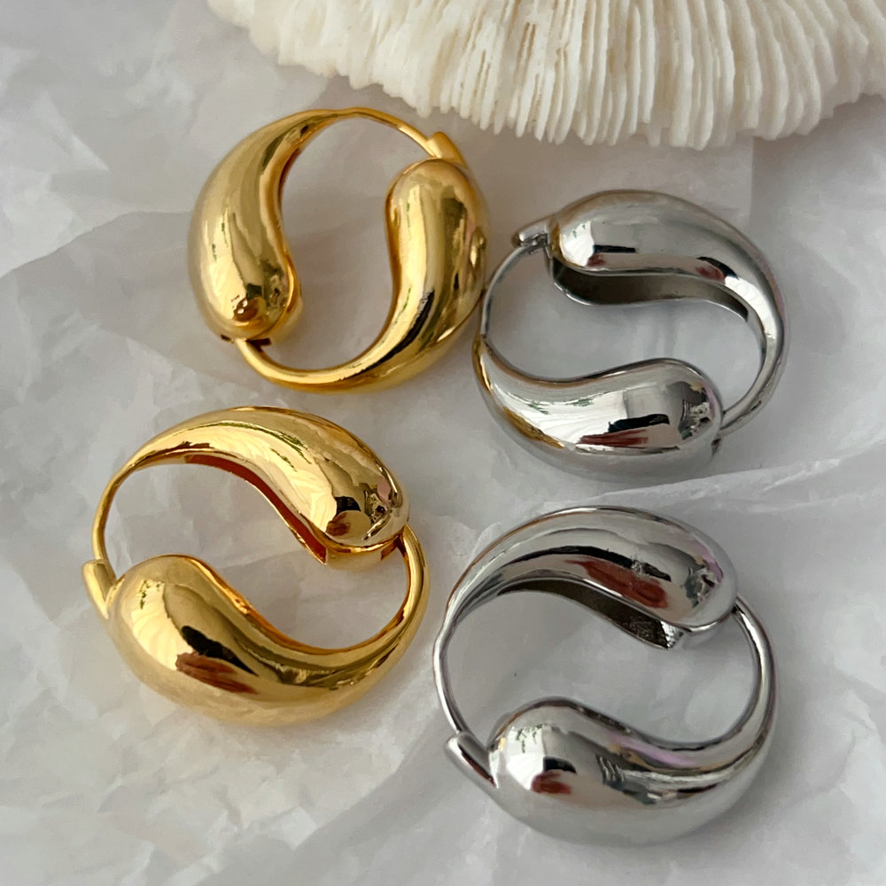 Metal twist hoop