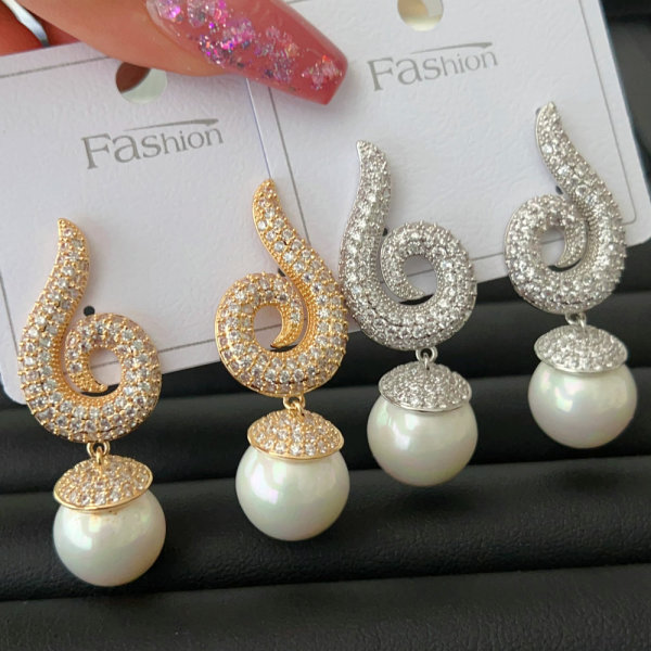 Pearl drop earrings
