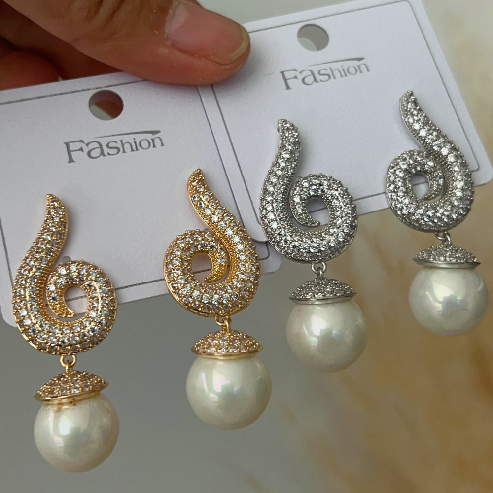 Pearl drop earrings