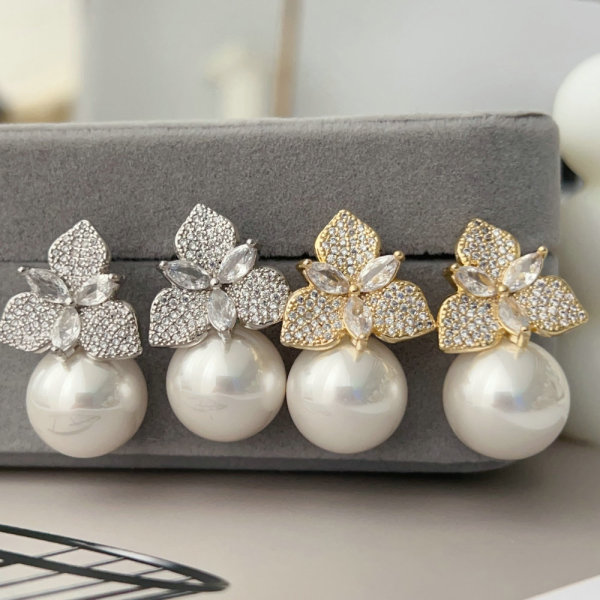 Pearl flower earrings