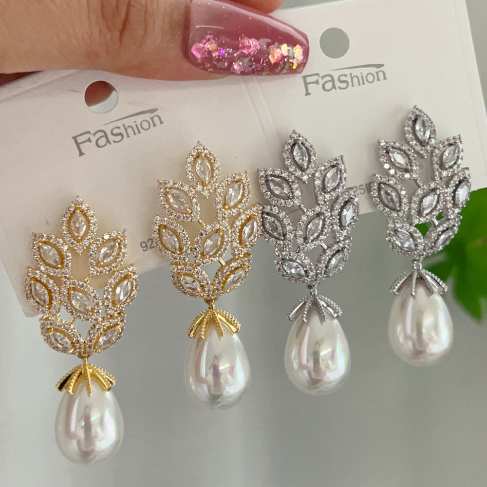 Leaf pearl earrings