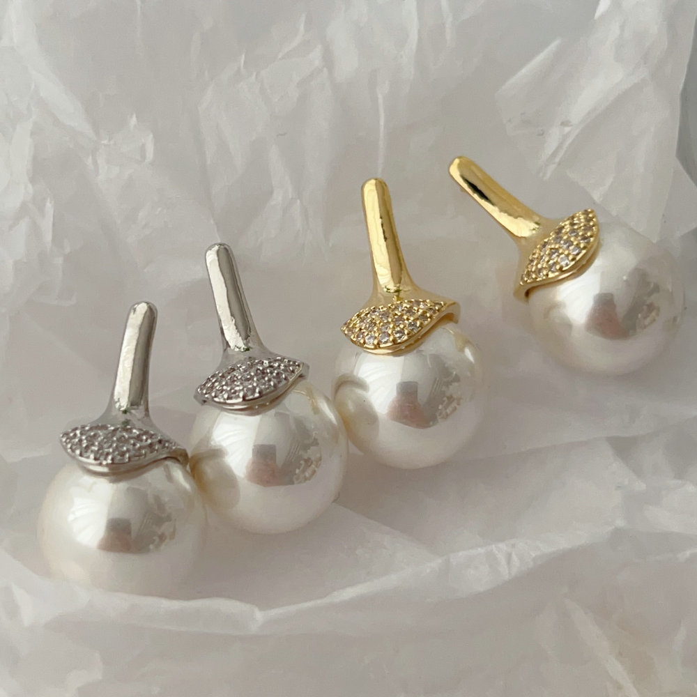 Simple pearl earrings