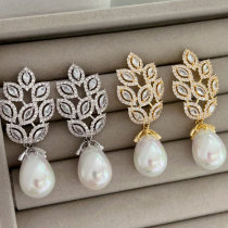 Leaf pearl earrings