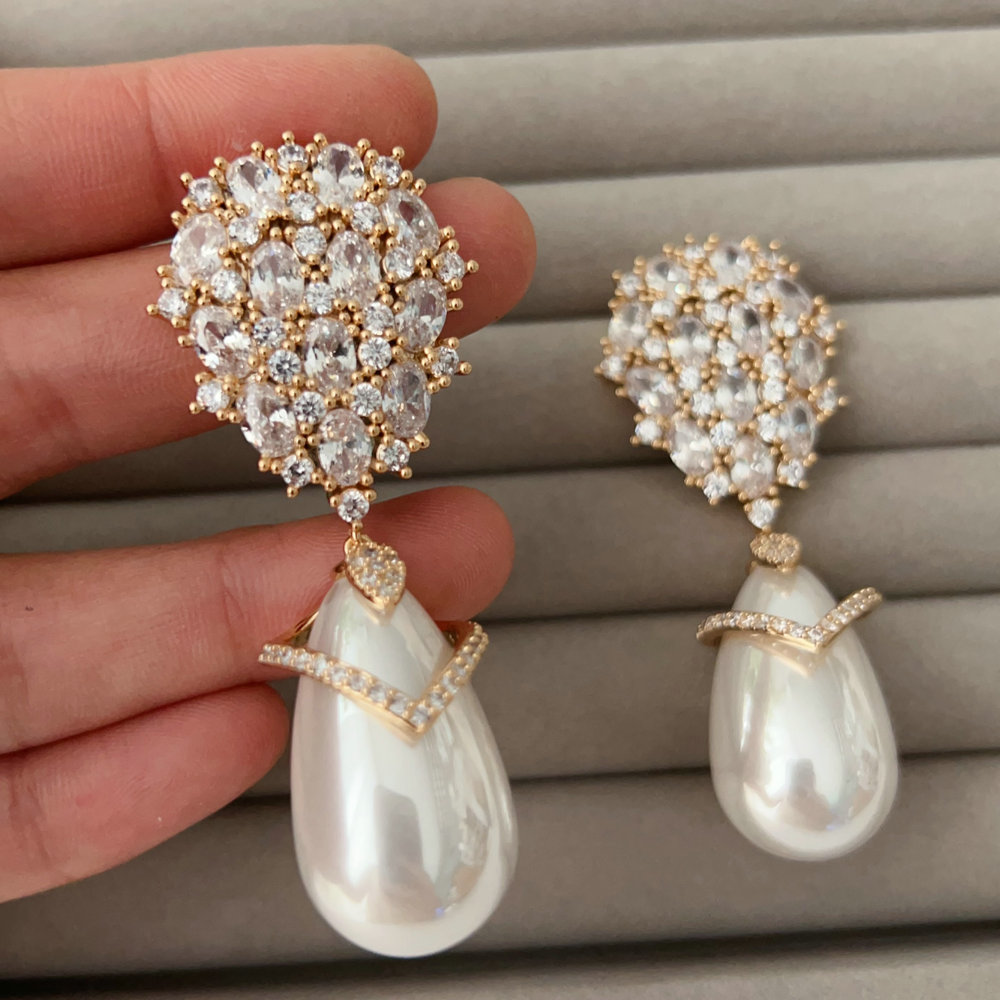Water drop pearl earrings