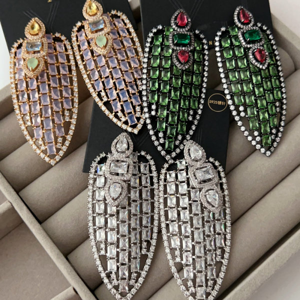 Pave zircon chunly arrow earrings