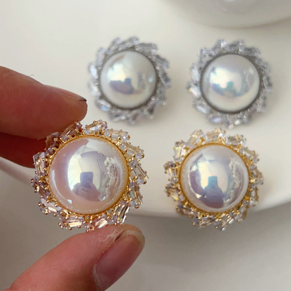 Round pearl earrings