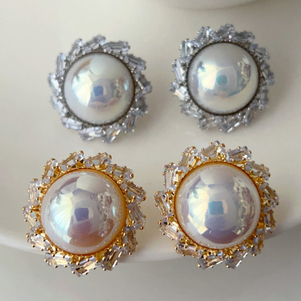 Round pearl earrings