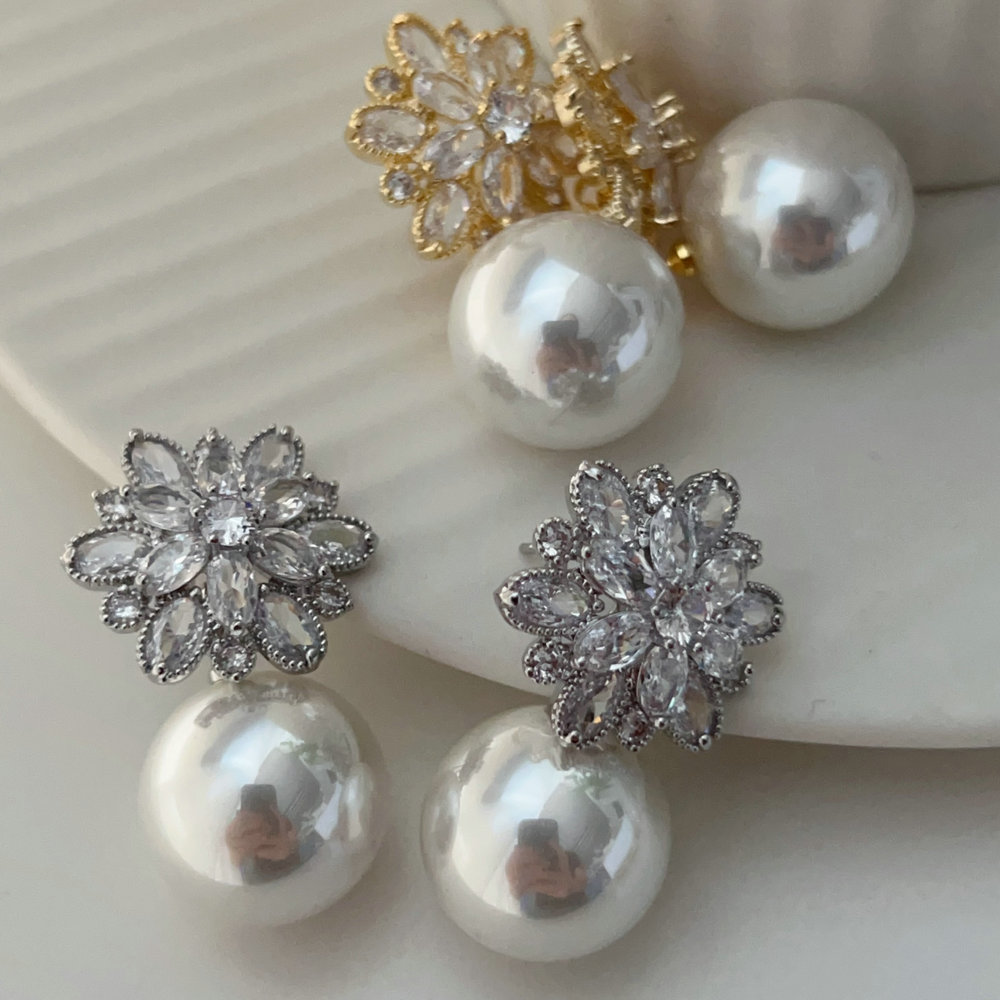 Flower pearl earrings