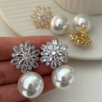Flower pearl earrings