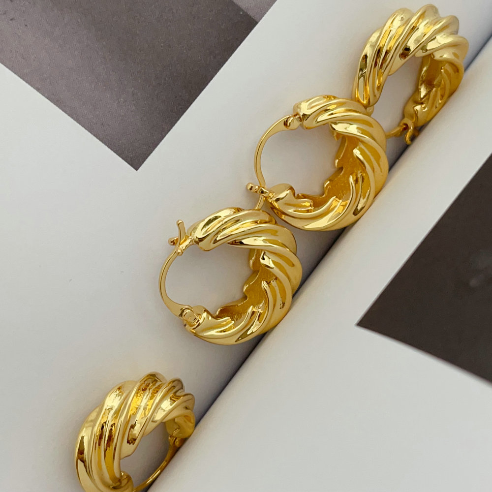 Metal twist hoop