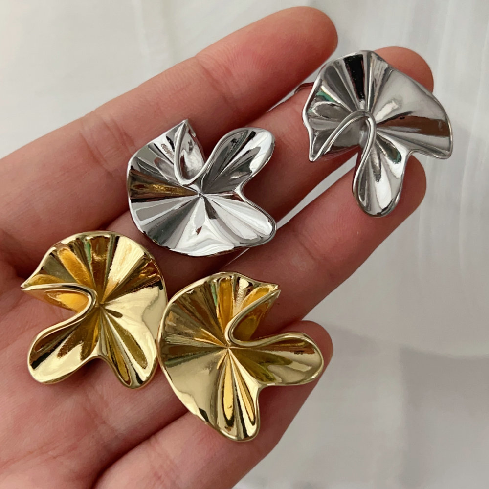 Flower metal earrings