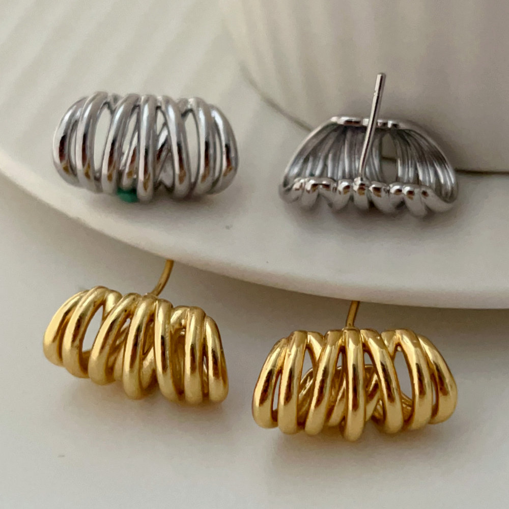 Metal twist hoop