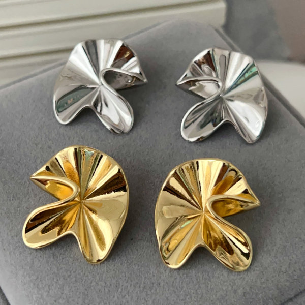 Flower metal earrings
