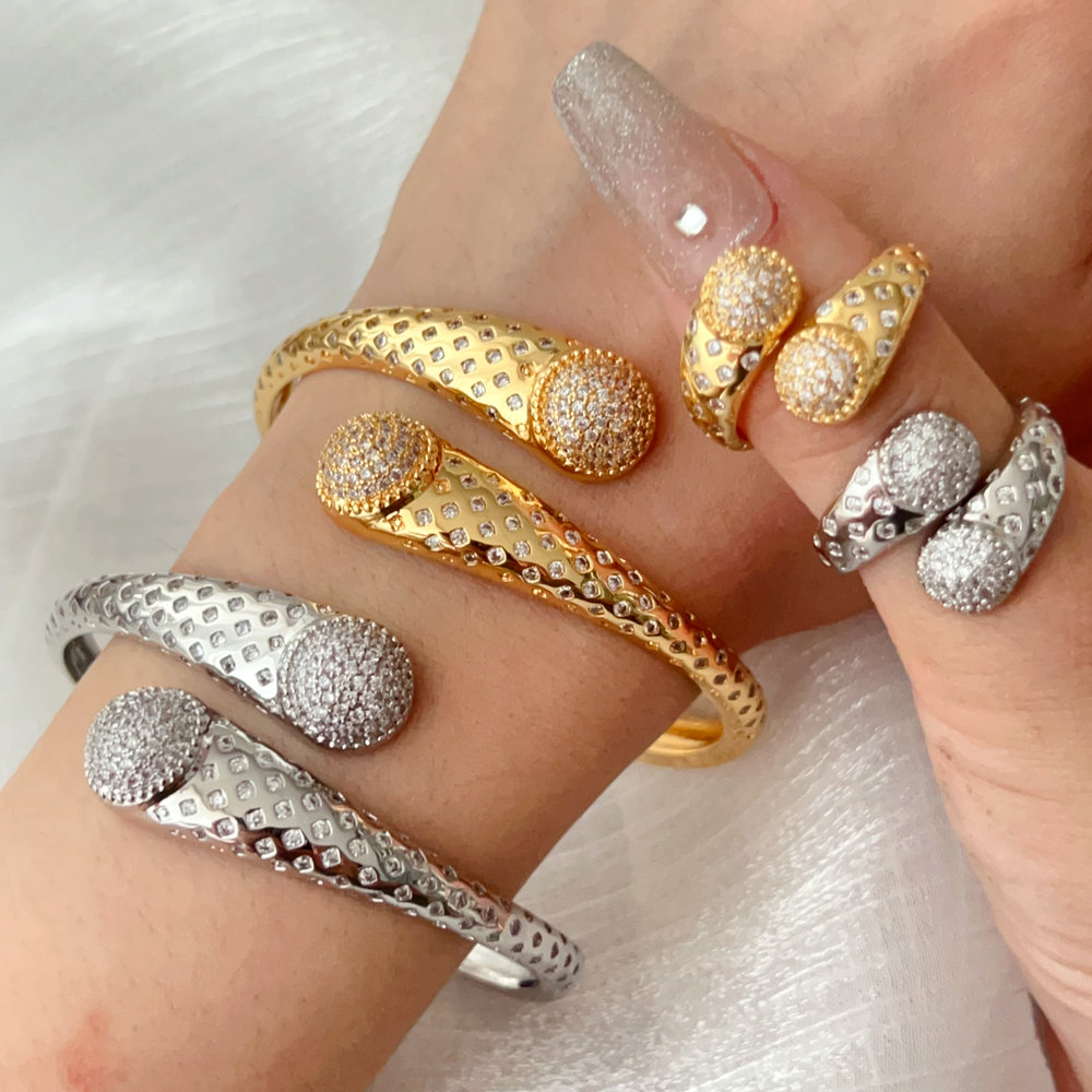 Fashon cuff with ring