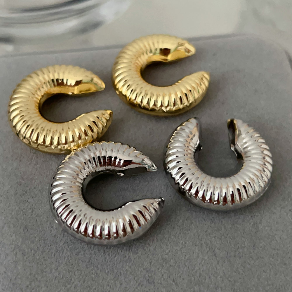 Metal chunky ear cuff