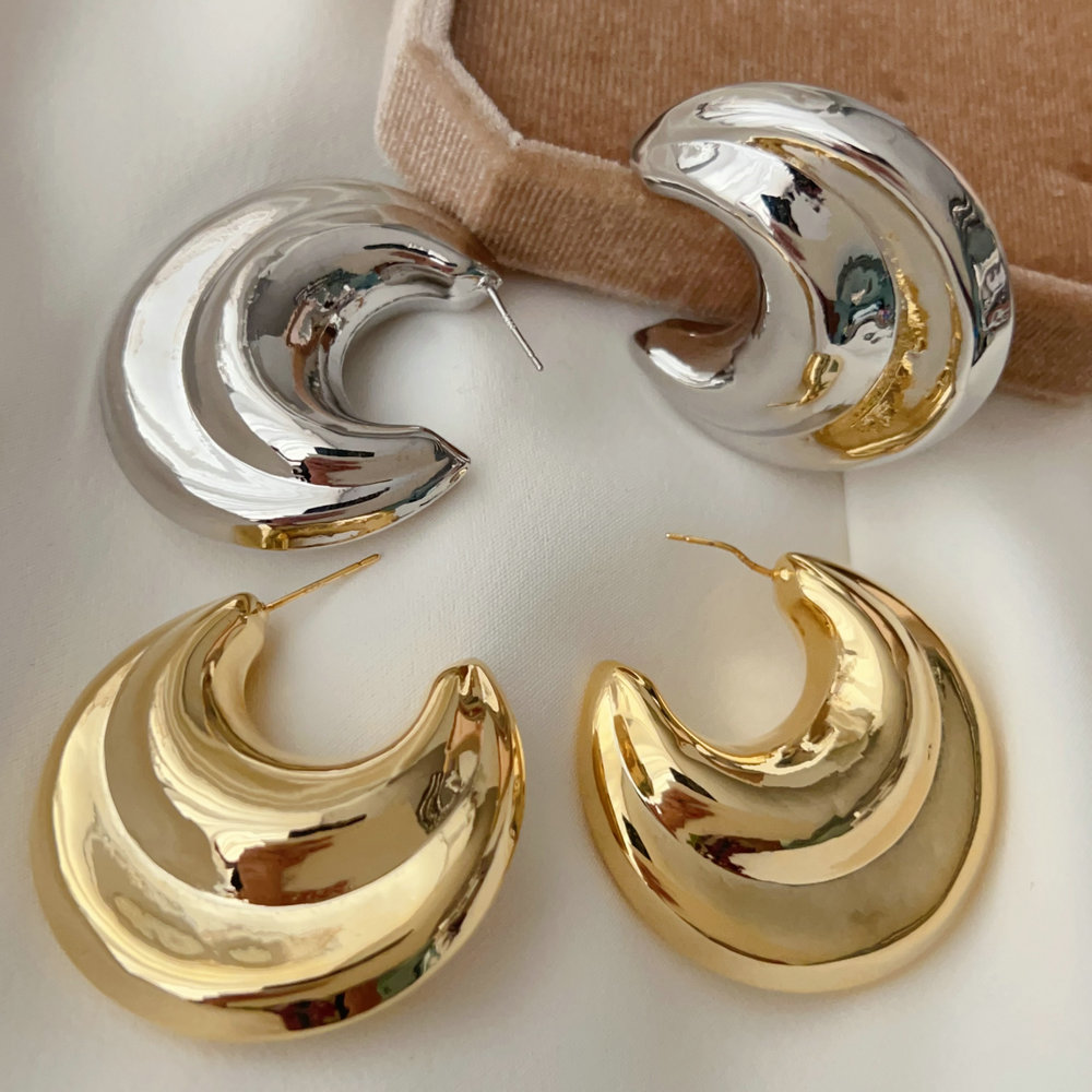 Metal chunky moon earrings