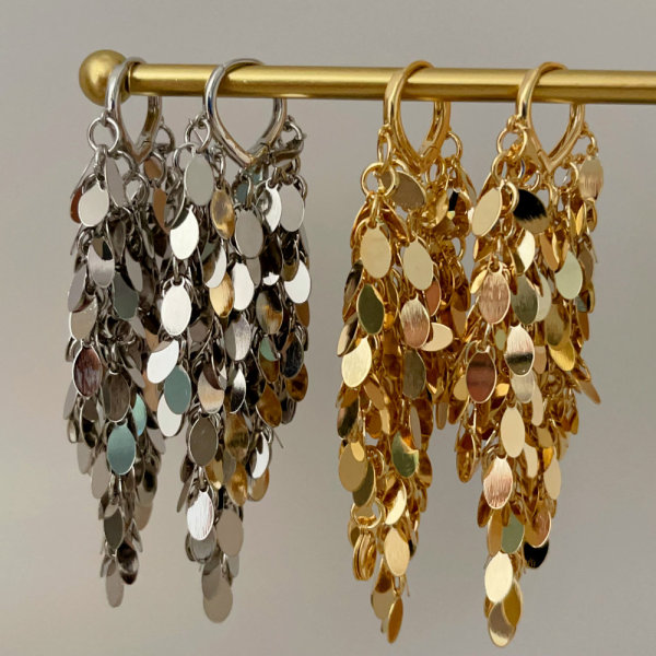 Leaf charm tassel earrings