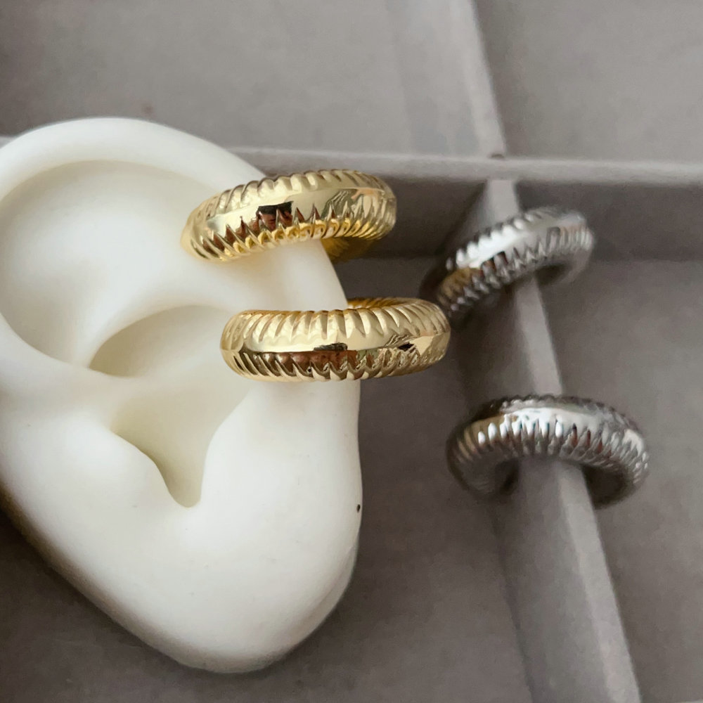 Metal chunky ear cuff