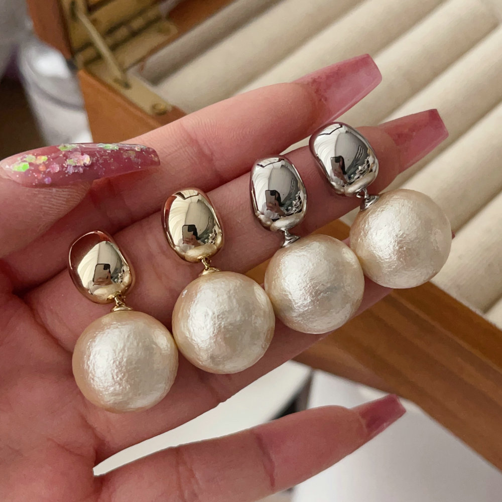 Cotton pearl pendant earrings