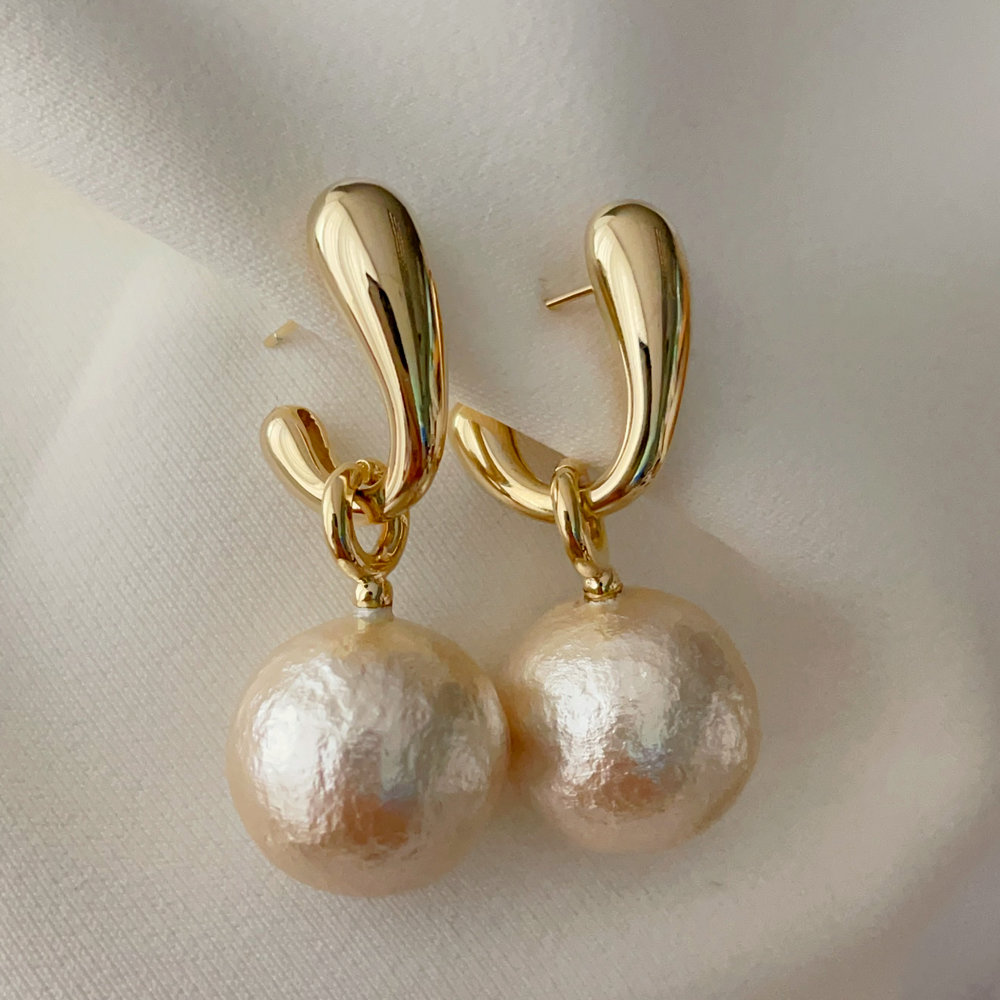 Cotton pearl pendant earrings