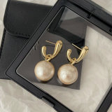 Cotton pearl pendant earrings