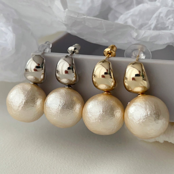 Cotton pearl pendant earrings