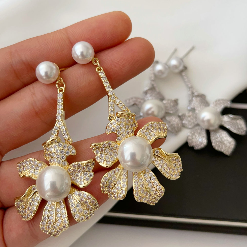 Flower pearl earrings