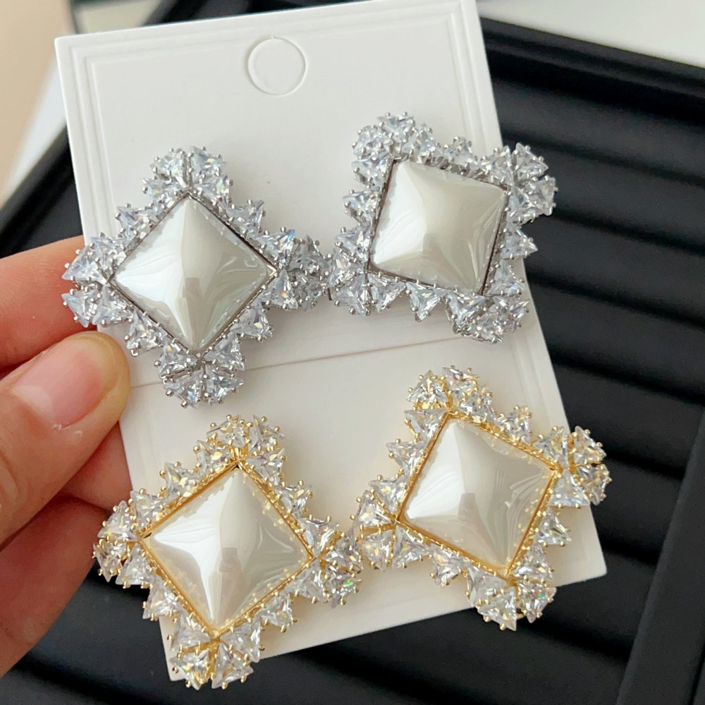 Square pearl earrings