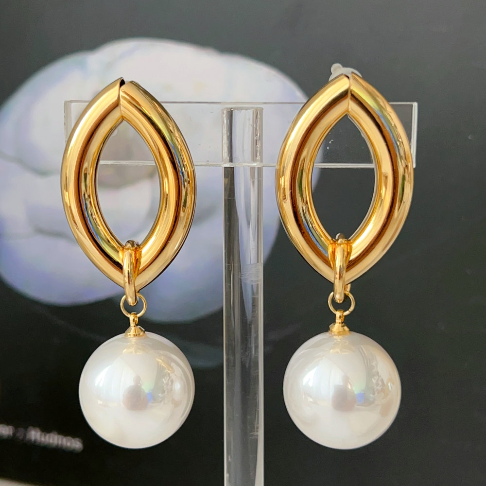 Chunky pearl earrings