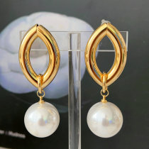 Chunky pearl earrings