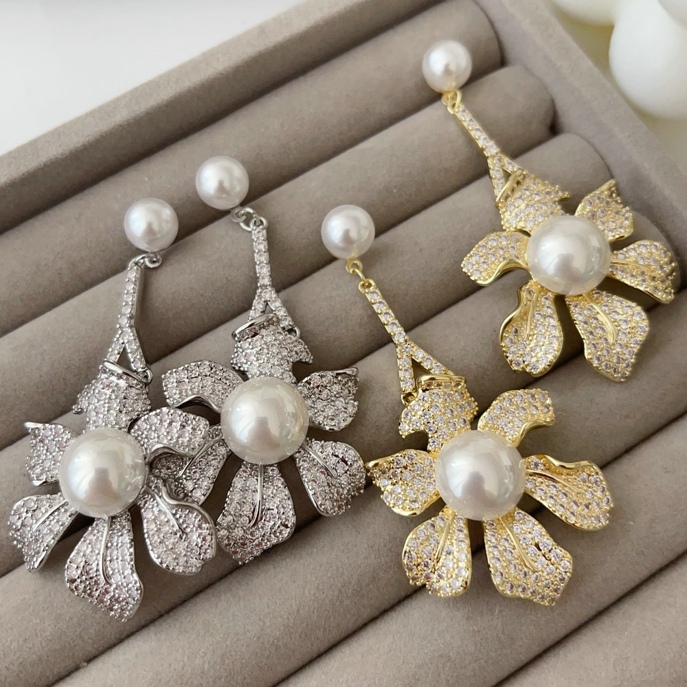 Flower pearl earrings