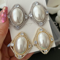Oval pearl earrings